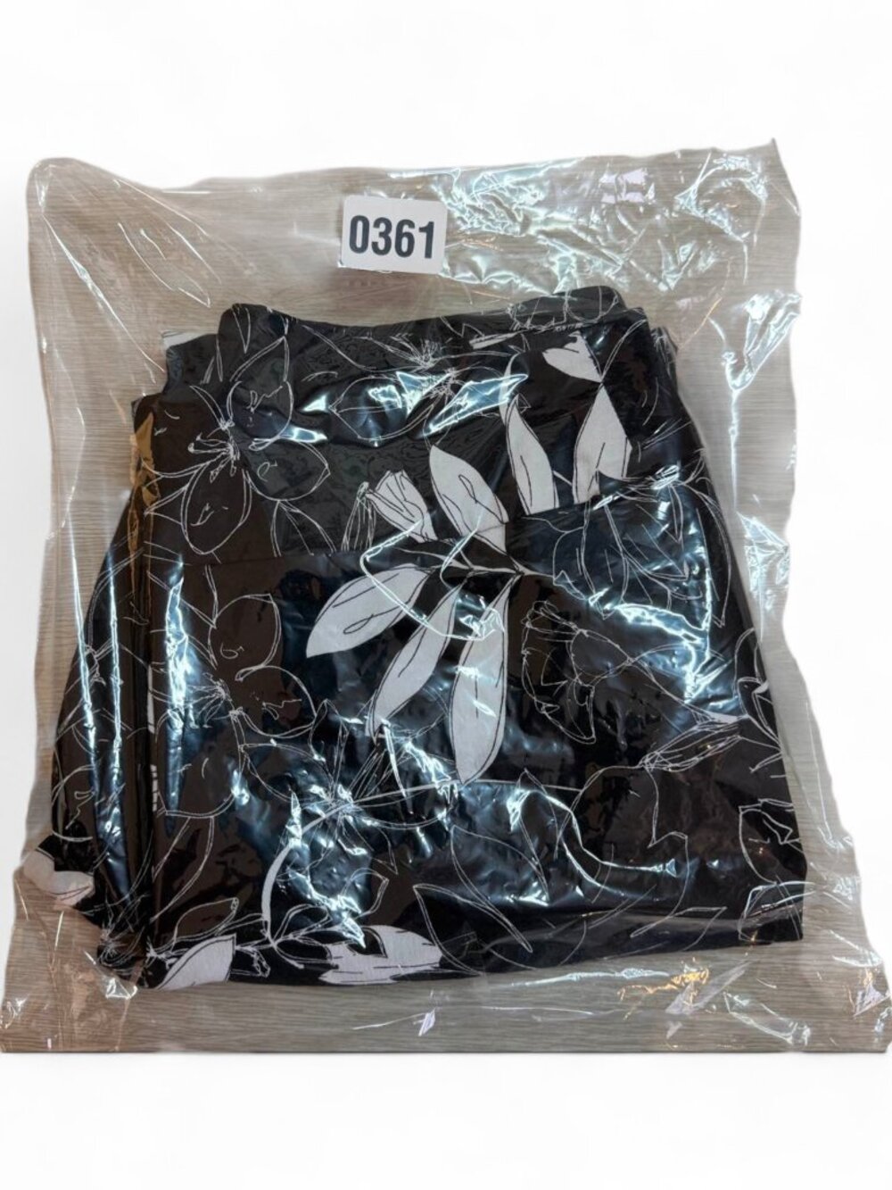 Tribal Black White Floral Capri Pants Size 6 Black/White - Picture 11 of 12